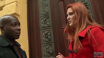 Жена в костюме медсестры делает массаж простаты мужу